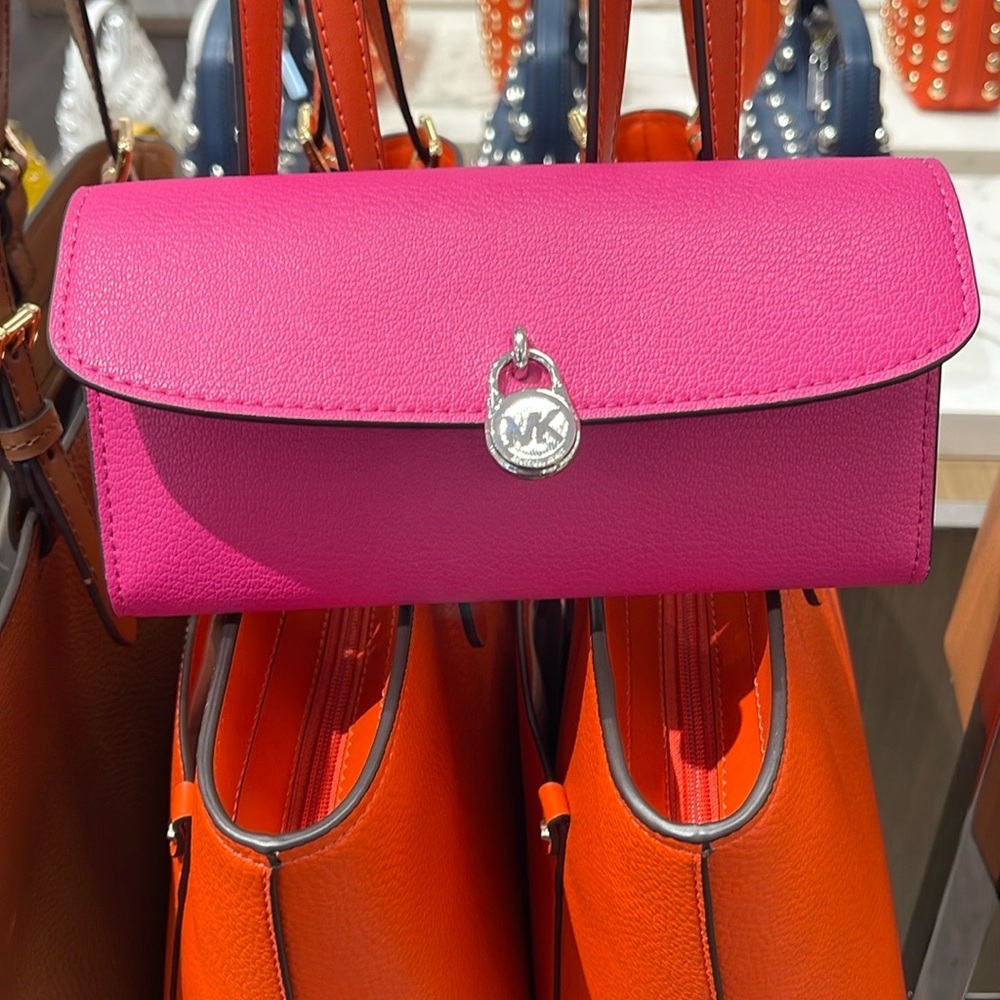 Michael Kors Hamilton Large Leather Flap Continental Wallet
Dragonfruit
NWT - Picture 6 of 16